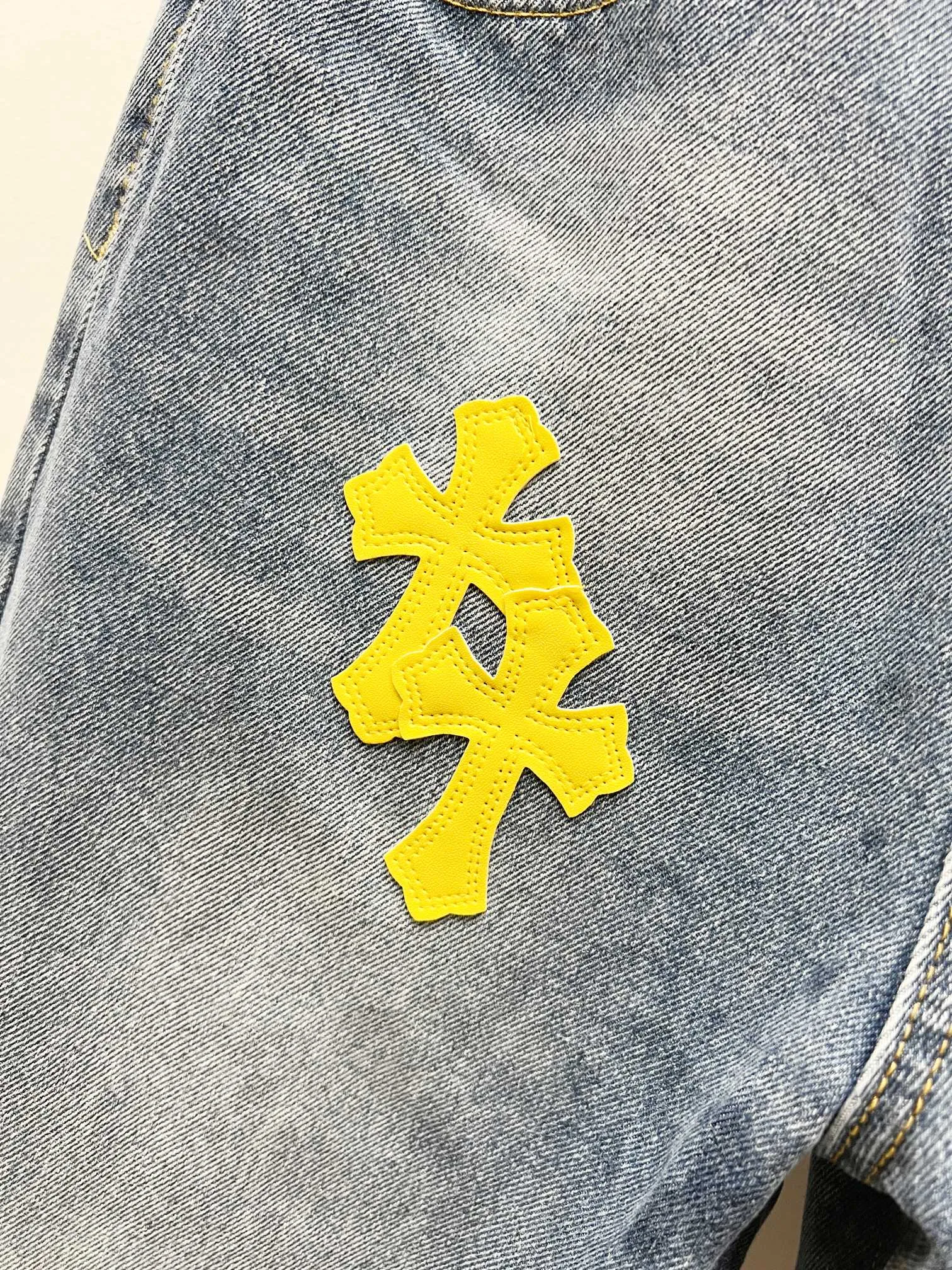 P240 Style number: (K1170) Chrome hearts & Chrome hearts High-end Chrome hearts blue and yellow leather cross patchwork leather jeans, the same style as the trendy uncle. Original hardware accessories, washed and other elevators, QR code analysis are all purchased from the original factory, high degree of restoration, you are welcome to compare the products ~ Three-dimensional version Loose and comfortable, not picky about the figure, taller and slimmer, factory Seiko, original factory quality control, same style for men and women, can be matched with couples, versatile recommendation, must-have jeans for all seasons, fashionable people have been disappointed From the quality selection of fabrics, the tailoring of details, and the matching of patterns, everything is impeccable! The upper body is so handsome when worn...it can be easily worn by men, women and children! The craftsmanship uses heavy-duty washed pure cotton denim fabric. After washing, it is soft and thick. It is very stylish when worn on the body. Size: 28, 30, 32, 34 Color: blue yellow leather